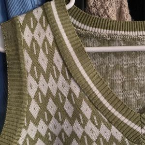 Cropped green sweater vest